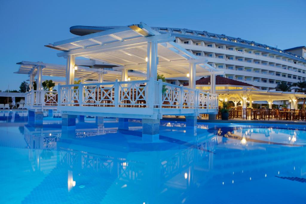 Crystal Admiral Resort Suites & SPA