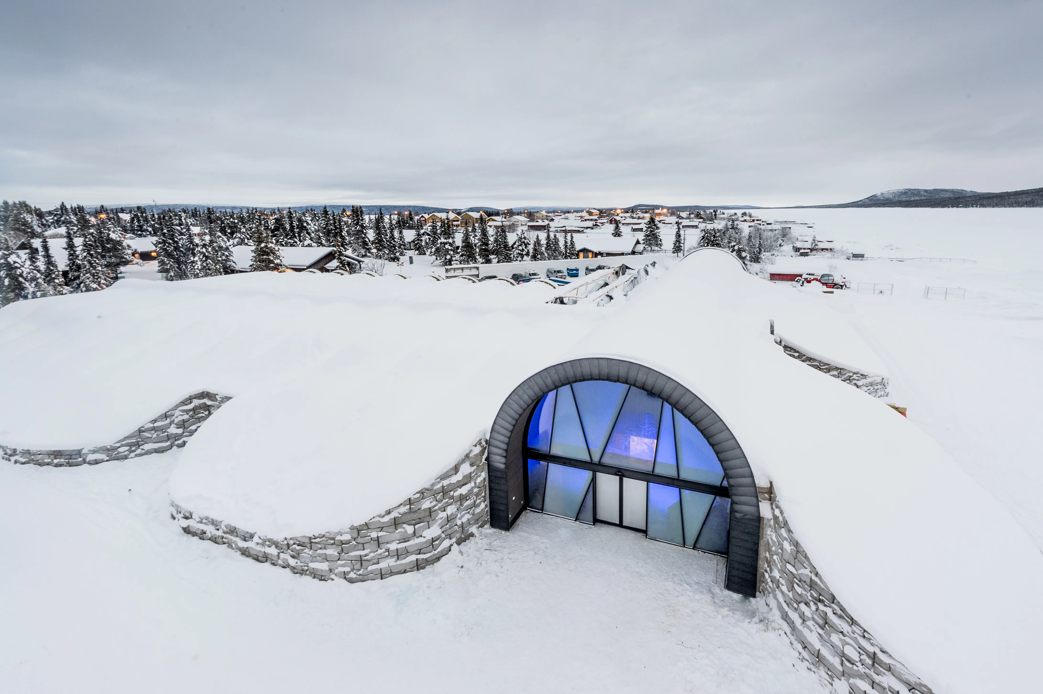 Hoteli i parë i bërë nga akulli – IceHotel