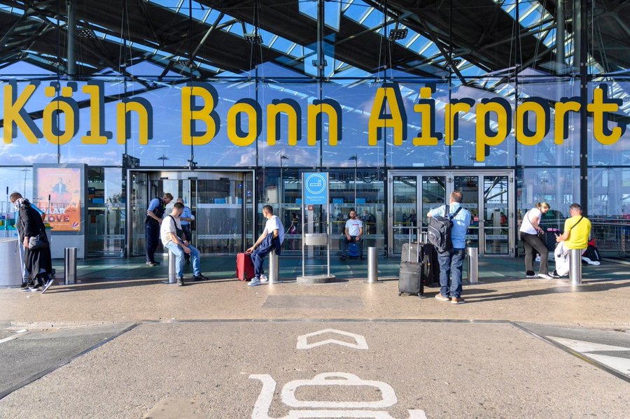 Një person sulmon qytetarët në parkingun e aeroportit të Këlnit në Gjermani