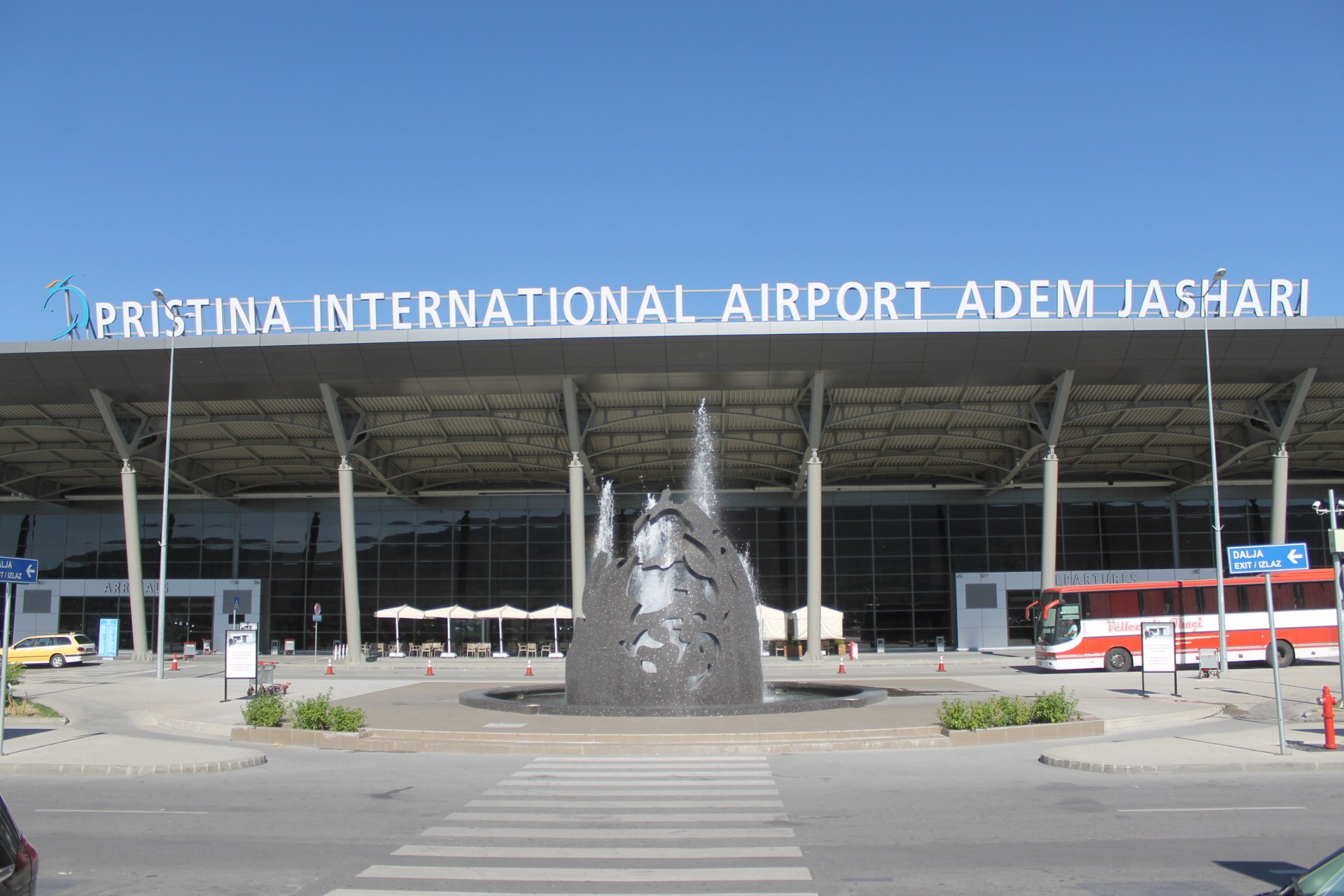 Aeroporti i Prishtinës i zbrazur – Udhëtarët për Gjermani janë lajmëruar me kohë për anulimin e fluturimeve