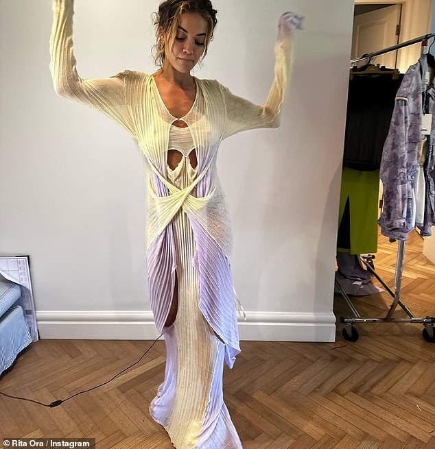Rita Ora shkëlqen me dukjen e radhës nga Australia në një paraqitje të re plot stil