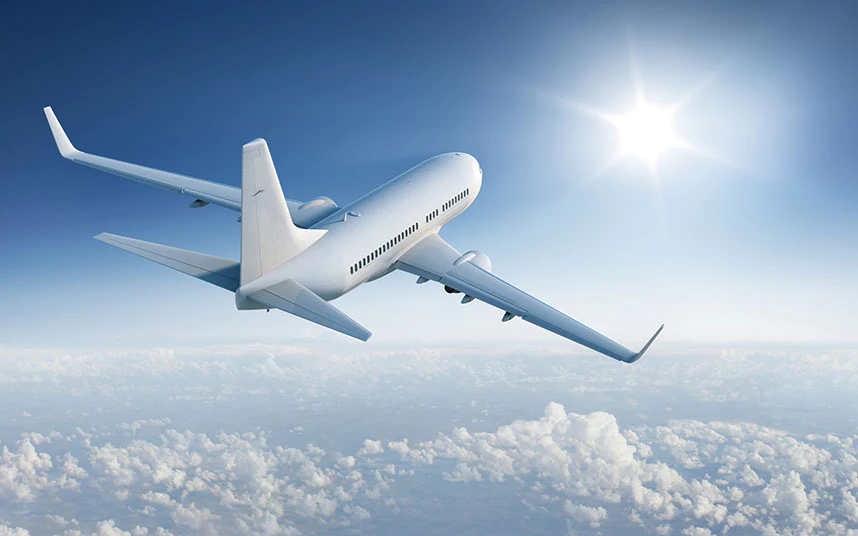 Pse avionët janë të gjithë me ngjyrë të bardhë?